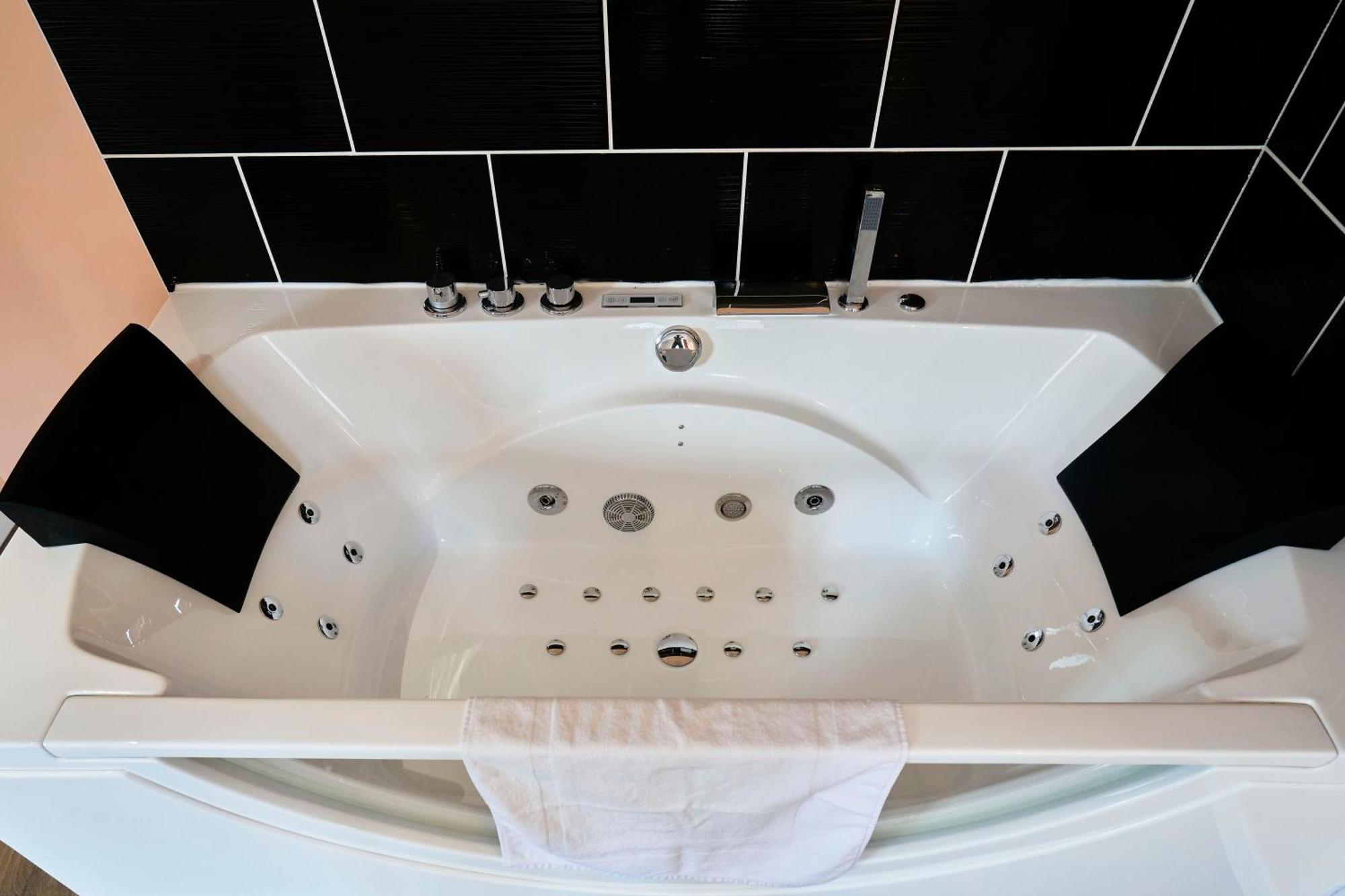 Ng Prestige L Lille L Tourcoing - Bouvines Balneo Apartment Ngoại thất bức ảnh