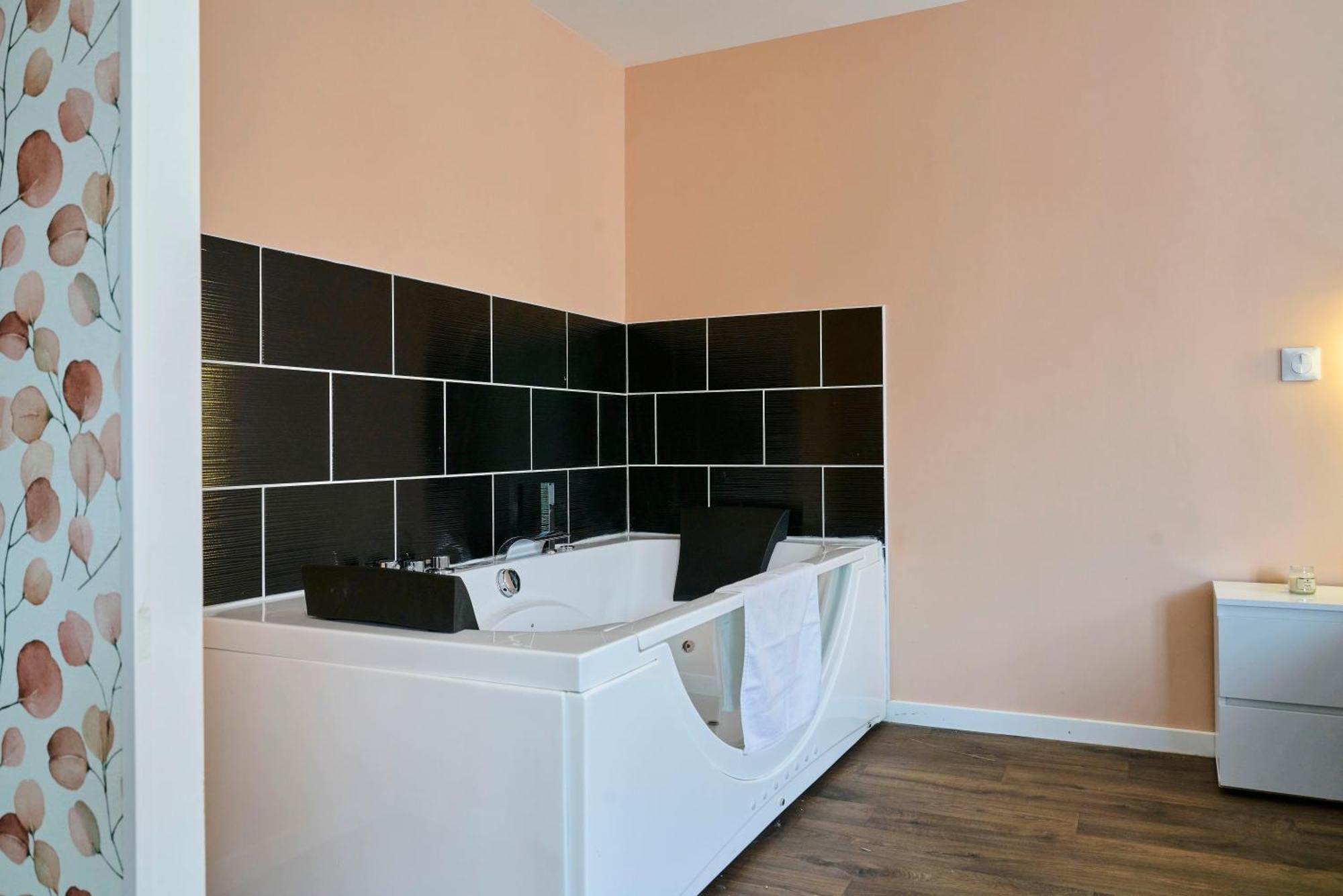 Ng Prestige L Lille L Tourcoing - Bouvines Balneo Apartment Ngoại thất bức ảnh